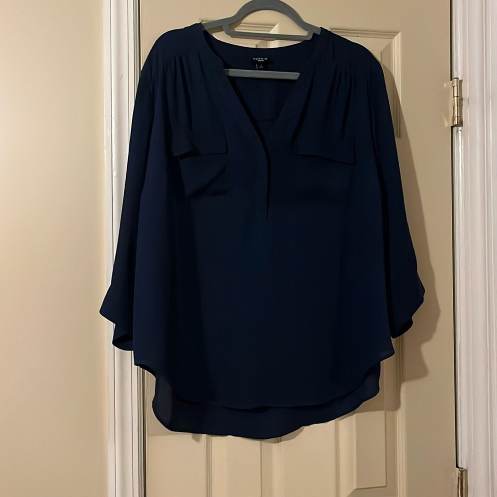 TORRID NAVY BLUE BLOUSE WITH 2 FRONT POCKTS! 3/4 SLEEVES. SIZE 1X